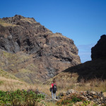 Turystka idąca przez boczną dolinę podczas trekkingu z Cruzinha do Ponta do Sol na Santo Antão