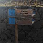Drewniany drogowskaz szlaku SA C16 wskazujący Lombo Branco i Monte Joana na Santo Antão