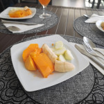 Śniadanie z papają, bananem i innymi świeżymi owocami podczas pobytu na Cabo Verde