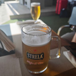 Kufel lokalnego piwa Strela podczas ostatniego dnia podróży po Wyspach Zielonego Przylądka