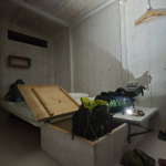 Nietypowe drewniane wyposażenie i schowki w pokoju Aquiles Eco Hotel w São Pedro