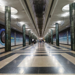 Widok na peron stacji metra Kosmonavtlar