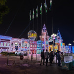 Widok na główne wejście do Magic City nocą w Taszkencie