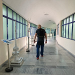 Korytarz z makietami wysokich budynków z różnych miast świata