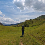 Trekking przez zieloną dolinę w górach Tien-Szan