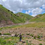 Malownicza górska dolina na trasie trekkingu w Uzbekistanie