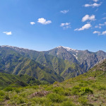 Panorama gór i zielonych dolin podczas trekkingu na płaskowyż Pulatkhan w Uzbekistanie