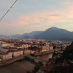 Panorama Grenoble z rzeką Isère i górami widziana ze wzgórza Bastylia