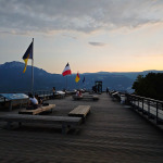 Taras widokowy na wzgórzu Bastylia w Grenoble z flagami i górską panoramą o zmierzchu