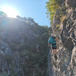 Trawers skalnej ściany na via ferracie Les Prises de la Bastille nad Grenoble