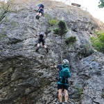 Wspinacze na stromym skalnym odcinku via ferraty Les Prises de la Bastille w Grenoble