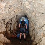 Przejście przez skalny tunel w rejonie Bastille nad Grenoble