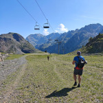 Podejście przez teren narciarski w Chamrousse w kierunku gór i via ferraty Lacs Robert