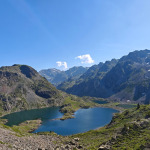 Górskie jeziora Lacs Robert otoczone skalistymi szczytami Alp w rejonie Chamrousse