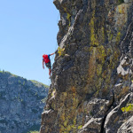Eksponowany trawers skalny na Via Ferrata des Lacs Robert w Alpach francuskich