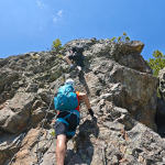 Wspinaczka stromym skalnym odcinkiem Via Ferrata des Lacs Robert w kierunku punktu widokowego