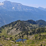 Widok na niewielkie górskie jeziorko poniżej via ferraty Des 3 Fontaines w Chamrousse