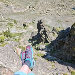 Odpoczynek z widokiem na górską dolinę po przejściu via ferraty w Chamrousse