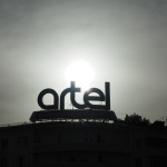 Reklama firmy Artel na dachu budynku