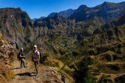 Wędrowcy na górskim szlaku z panoramicznym widokiem na skaliste doliny i tarasowe zbocza Santo Antão na Cabo Verde