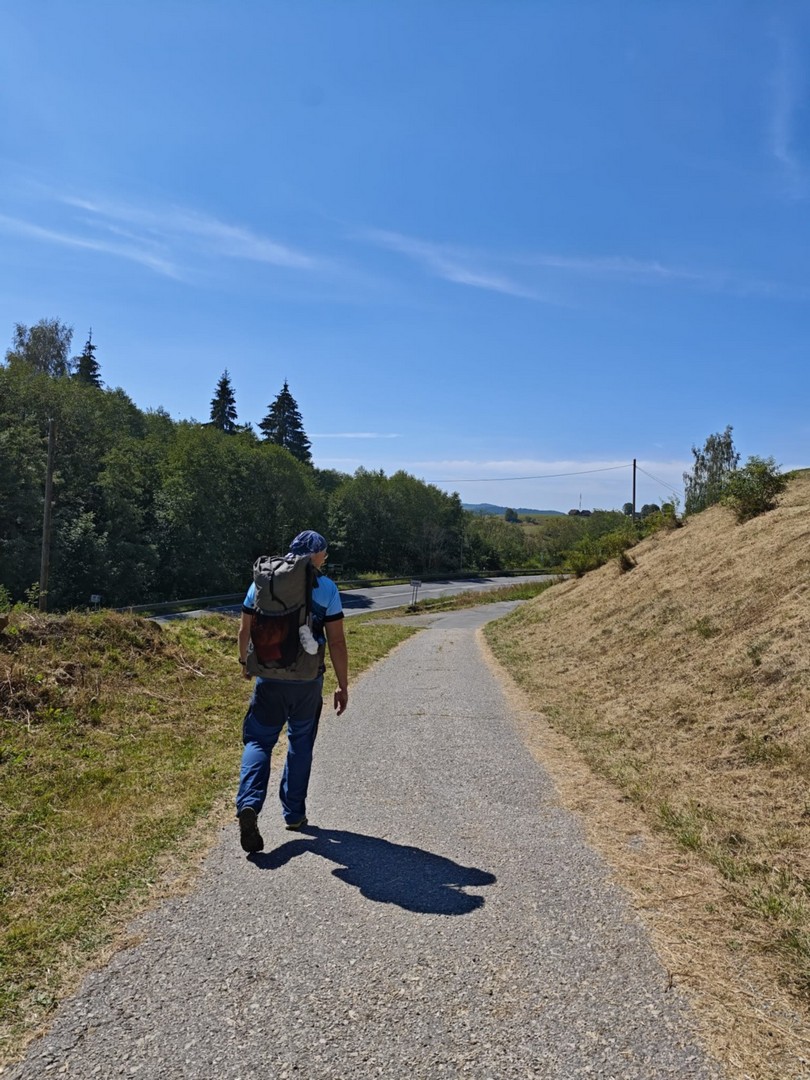 Wędrowiec z plecakiem na początku trekkingu w Niżnych Tatrach