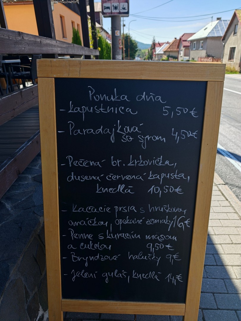 Tablica z menu słowackiego lokalu w Telgárcie 