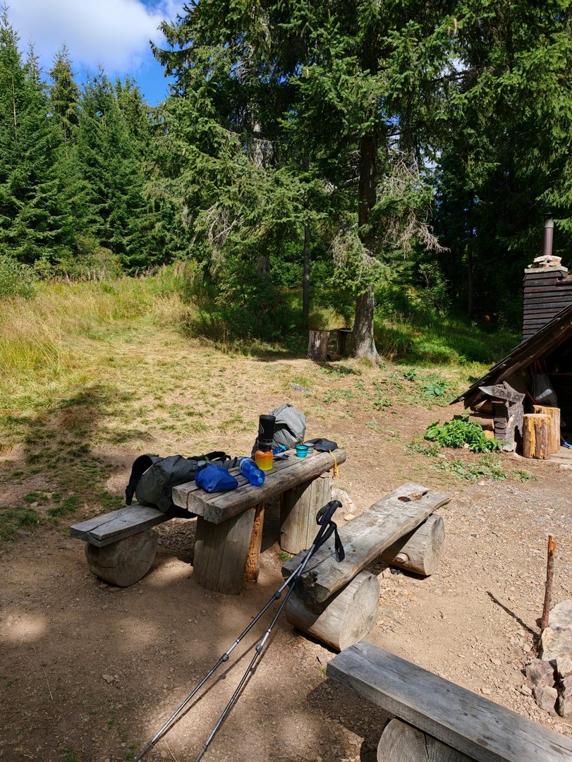 Plecaki i sprzęt trekkingowy podczas postoju przy útulni Ramža