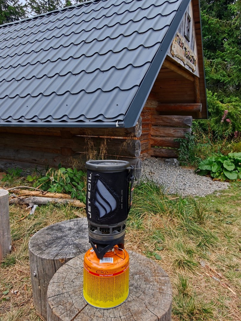 Kuchenka turystyczna Jetboil ustawiona na pniaku obok útulni Terezka