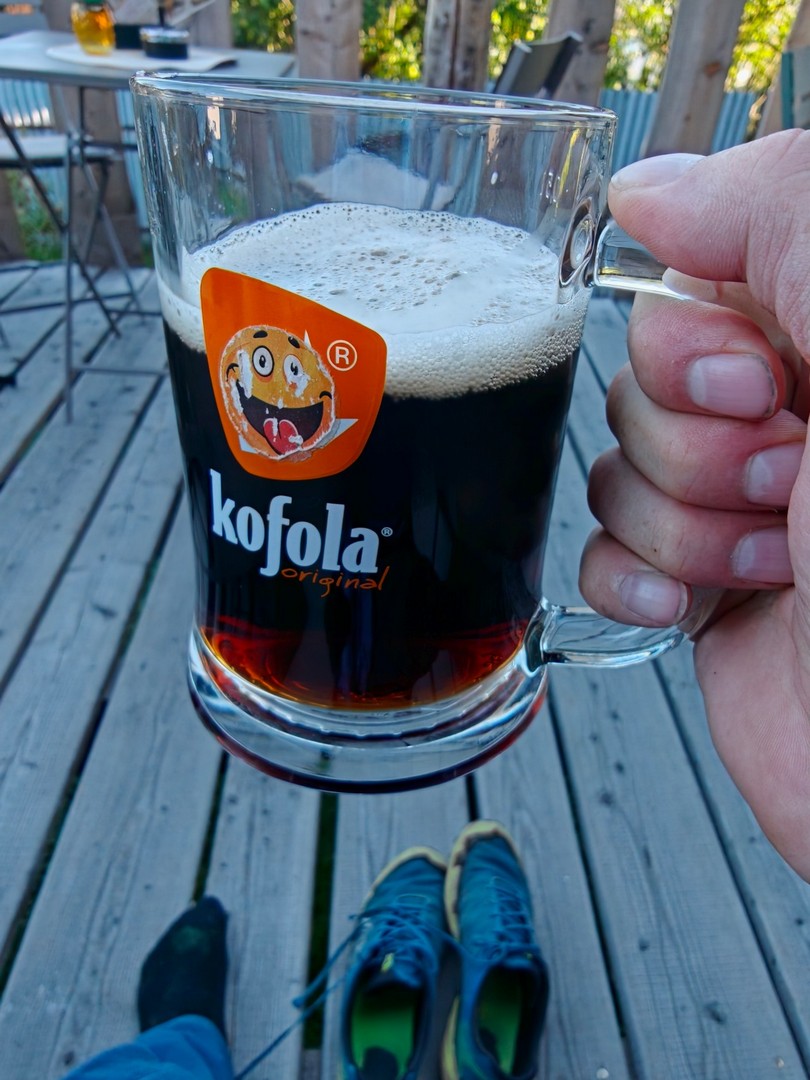 Kufel Kofoli trzymany w dłoni na tarasie po zakończonym trekkingu