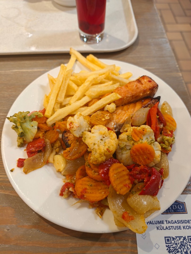Pieczony łosoś z warzywami i frytkami w restauracji Lido w centrum handlowym Ülemiste w Tallinnie