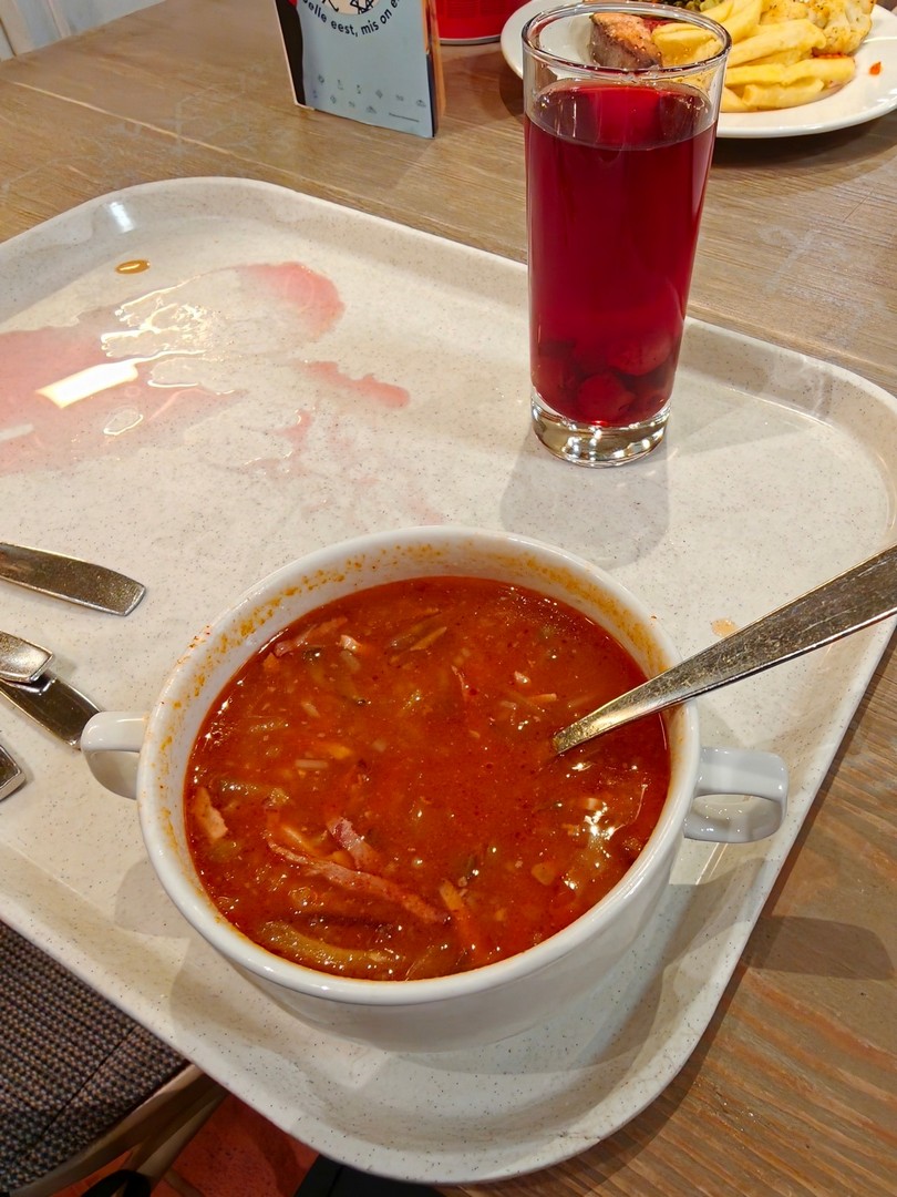 Solianka i czerwony kompot w restauracji Lido w galerii Ülemiste w Tallinnie