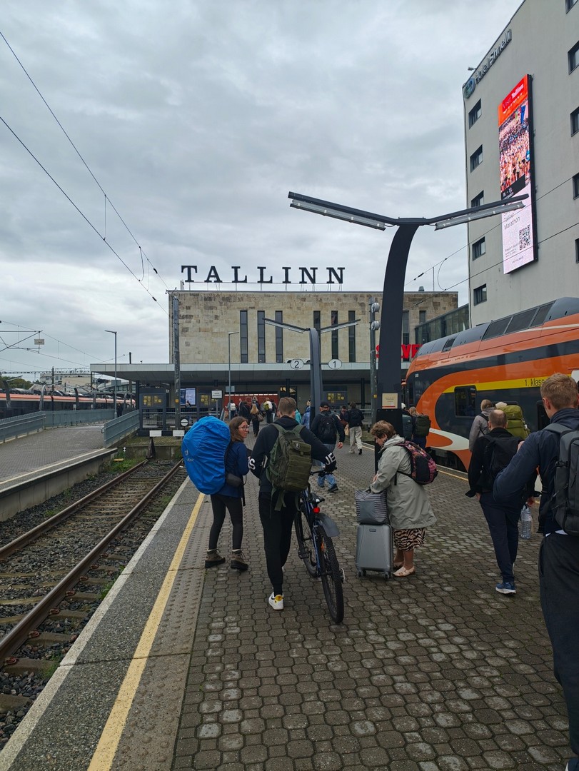 Balti jaam, główny dworzec kolejowy w Tallinnie, z pociągiem Elron przy peronie