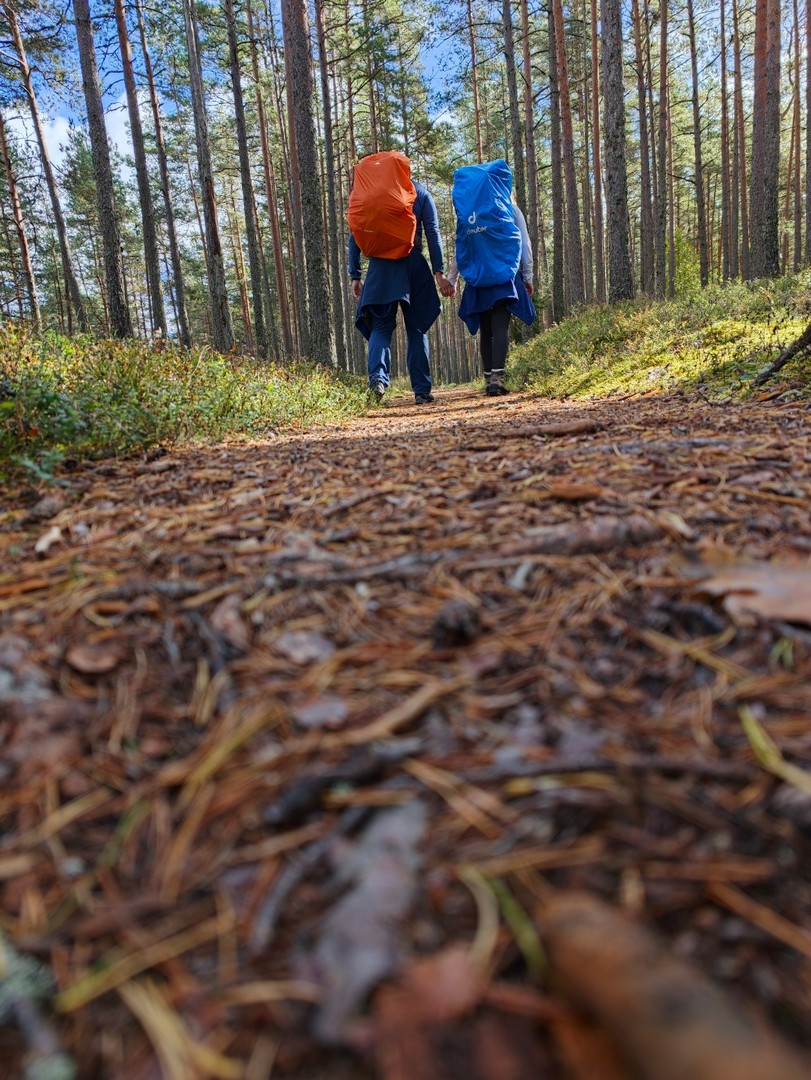 Dwoje turystów z plecakami na leśnym odcinku szlaku Oandu–Aegviidu–Ikla w Estonii
