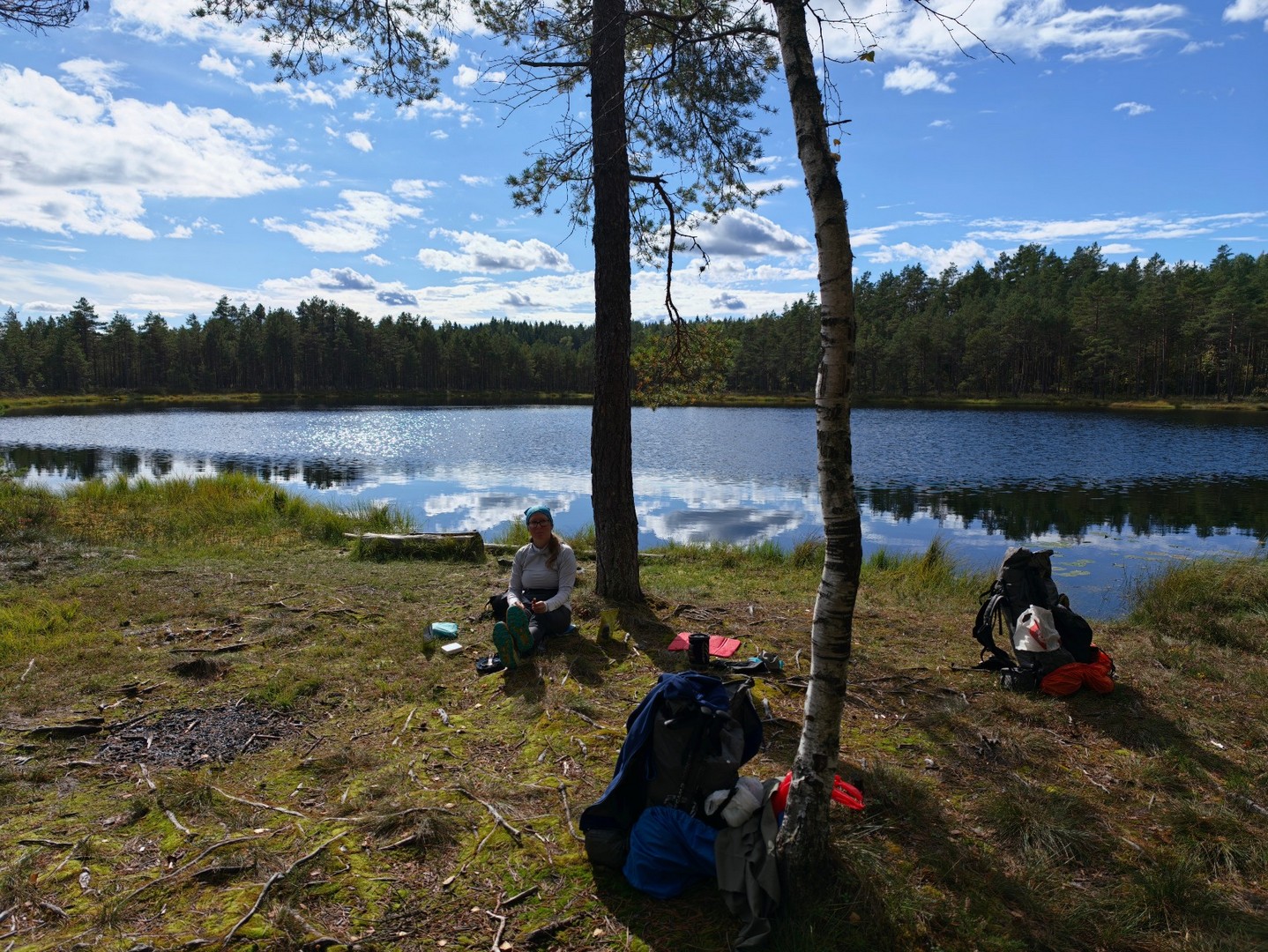 Postój i przygotowanie posiłku nad jeziorem Harakajärv podczas trekkingu w Estonii