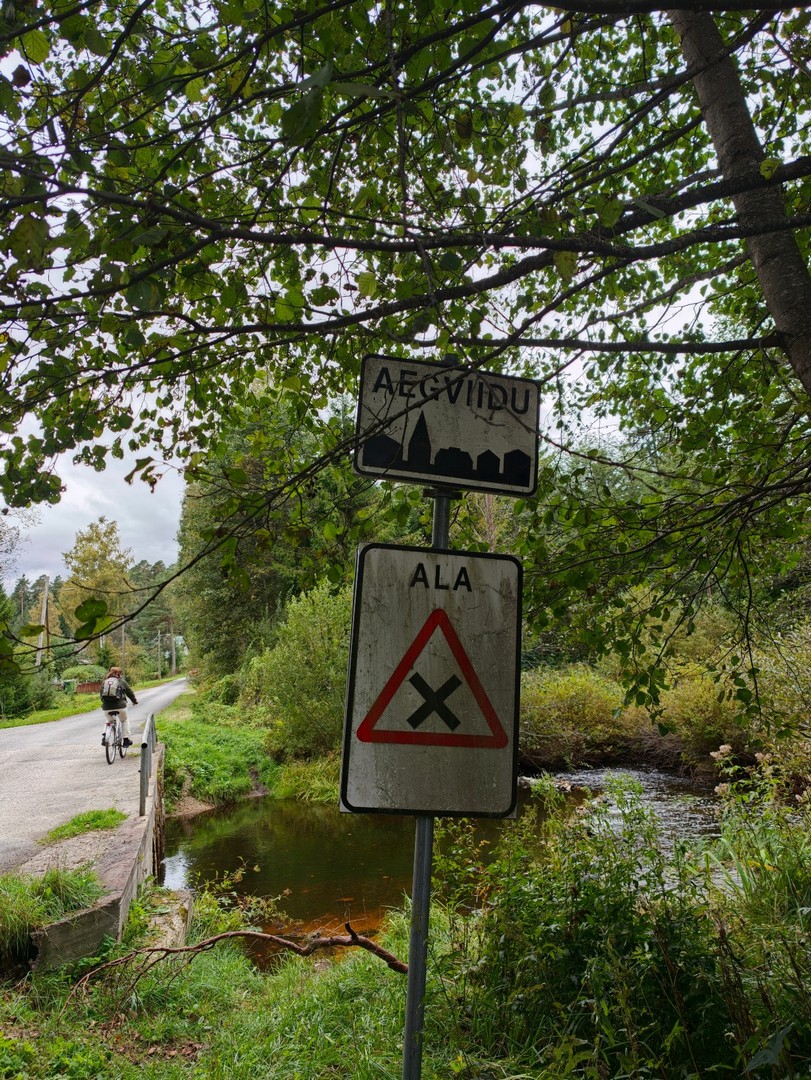 Tablica miejscowości Aegviidu przy końcu trekkingowego odcinka szlaku Oandu–Aegviidu–Ikla