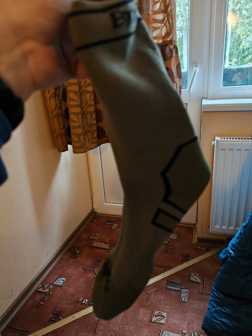 Mokra skarpeta suszona po całodniowej wędrówce szlakiem w Estonii