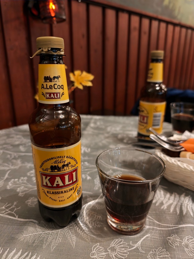 Estoński kwas chlebowy kali marki A. Le Coq podany w tradycyjnej restauracji
