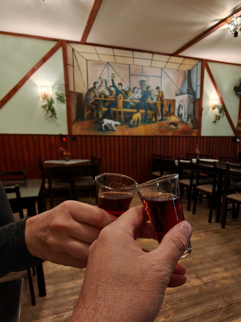 Kieliszki likieru Vana Tallinn w tradycyjnej estońskiej restauracji