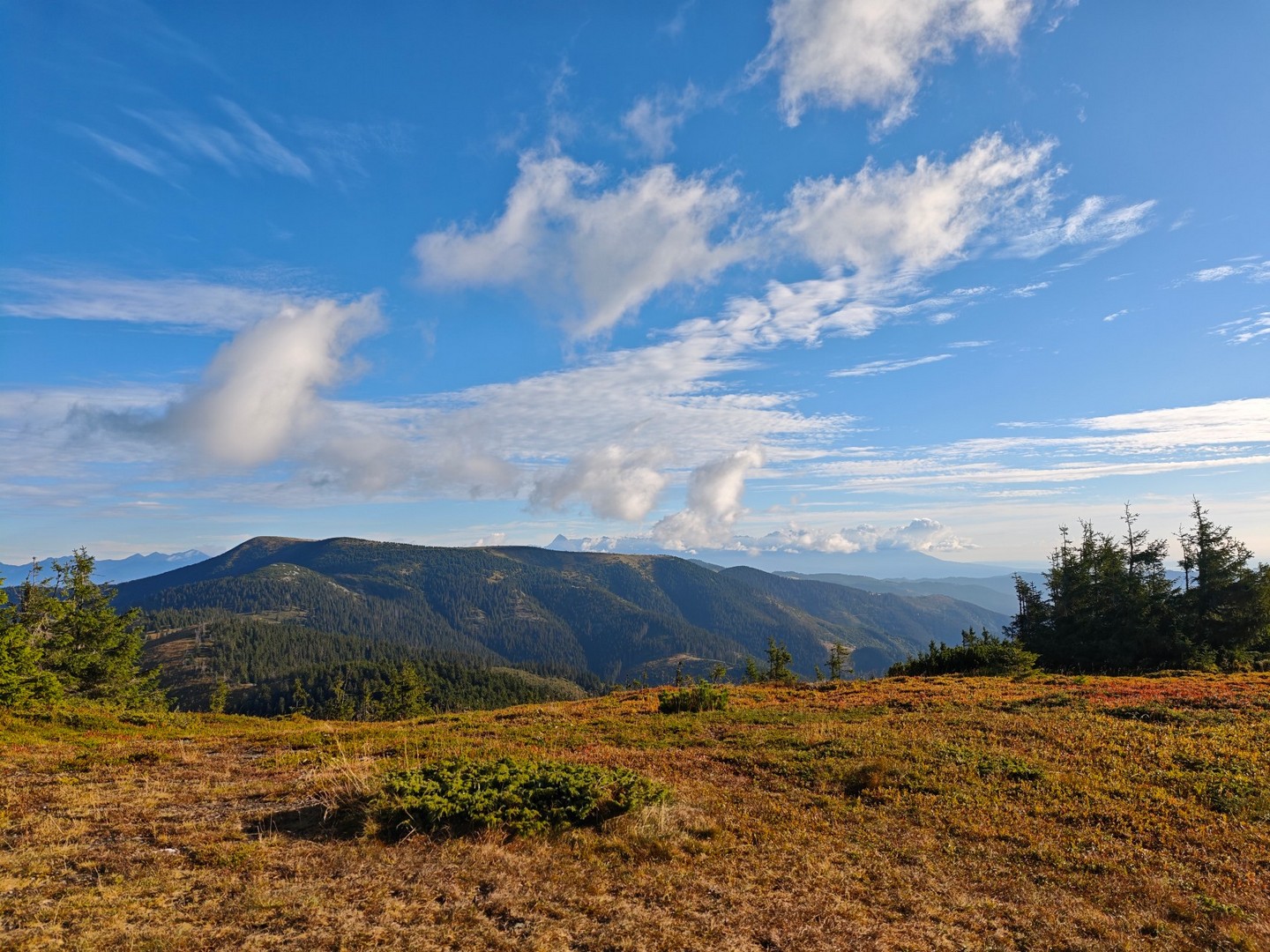 Poranny widok na górskie grzbiety podczas trekkingu w Niżnych Tatrach