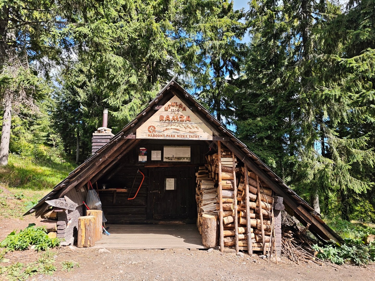 Drewniana útulňa Ramža na szlaku przez Niżne Tatry