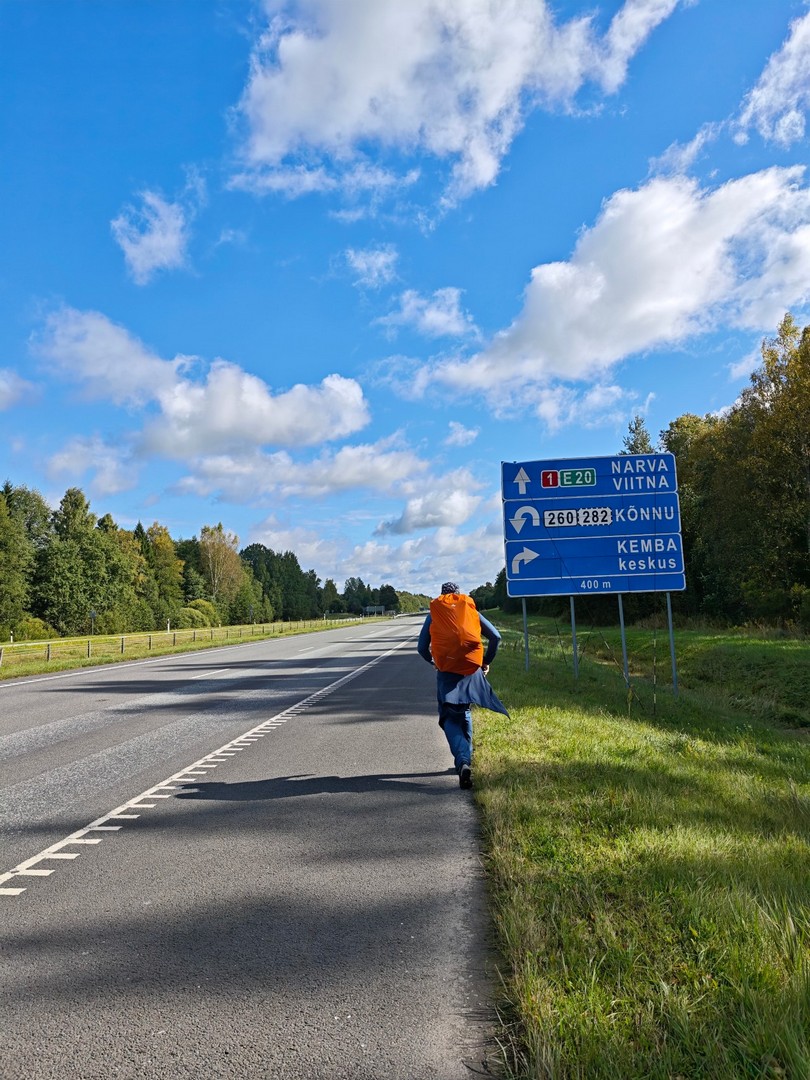 Trekking poboczem drogi E20 w Estonii na szlaku Oandu–Aegviidu–Ikla w kierunku Narwy