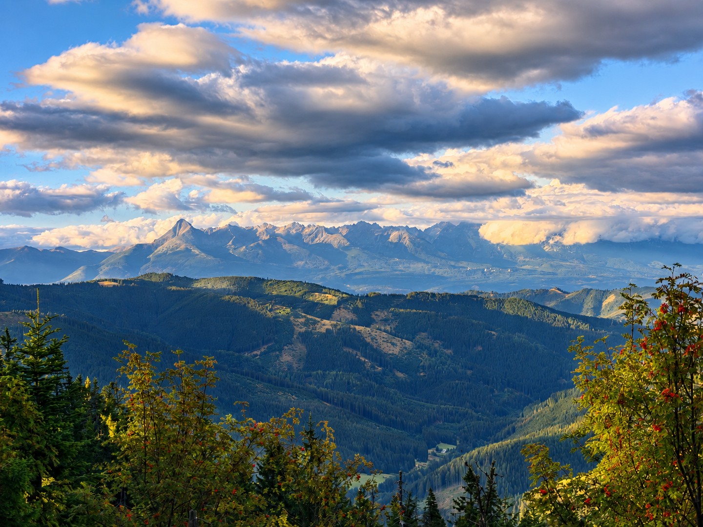 Trekking w Niżnych Tatrach – panorama gór i Tatr widzianych ze słowackiego szlaku